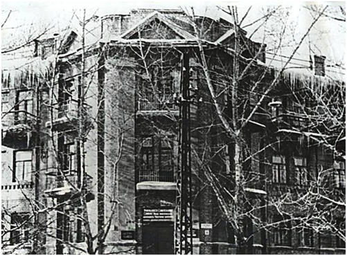 В 1939 году в этом здании разместился Саратовский военно-медицнский факультет.jpg В 1939 году в этом здании разместился Саратовский военно-медицнский факультет.jpg