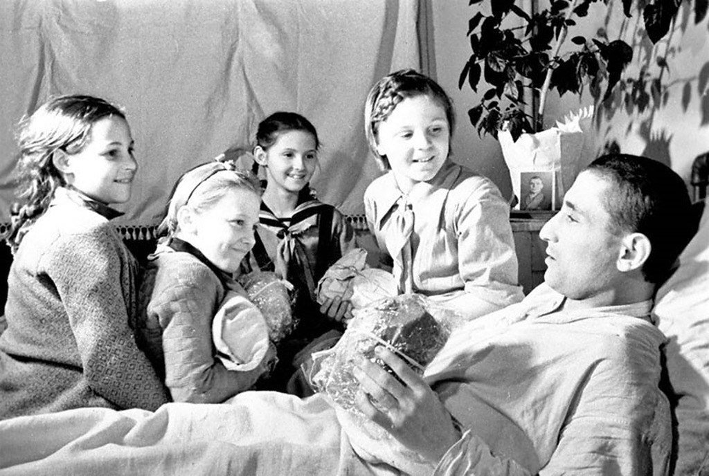 Тимуровцы в госпитале.jpg Тимуровцы в госпитале.jpg