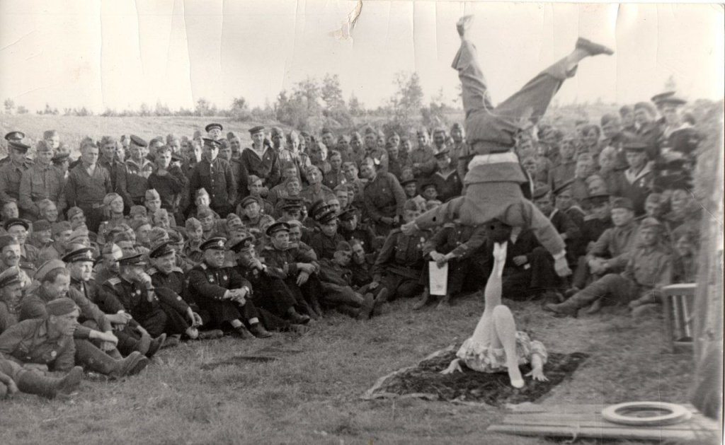 Выступление артистов на Ленинградском фронте.jpg.jpg