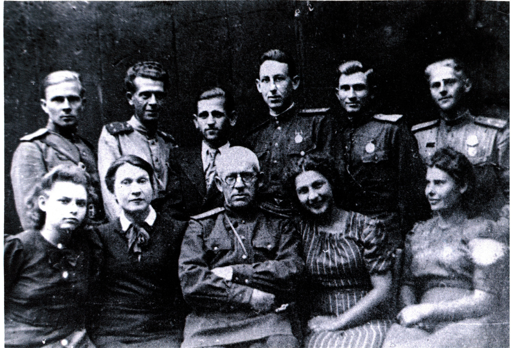 обслуживающий персонал.jpg