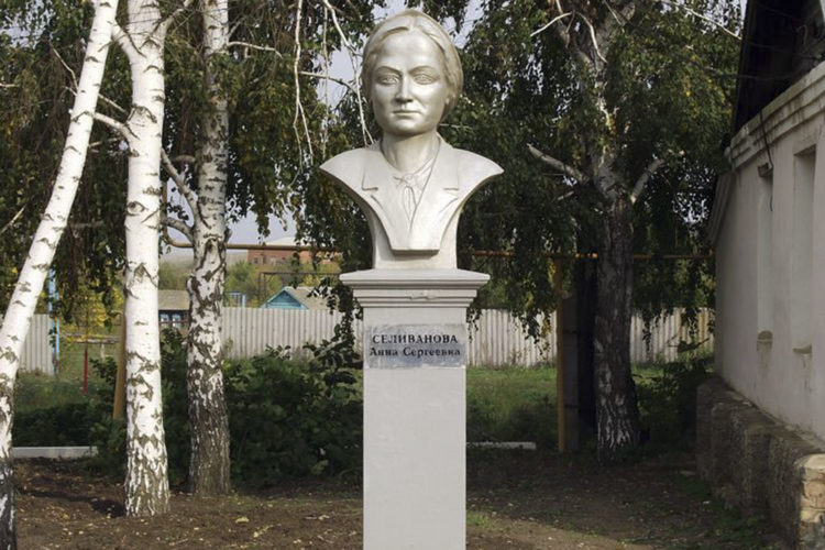 Бюст Селивановой.jpg