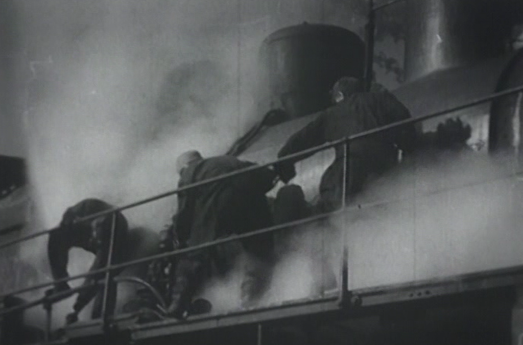 Паровозная бригада устраняе пробоины после авианалета.png Паровозная бригада устраняе пробоины после авианалета.png