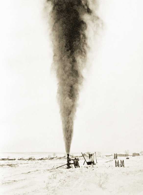 Газовый фонтан на скважине_февраль 1945 года.jpg