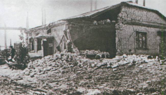 Здравпункт крекинг-завода после бомбардировки.jpg