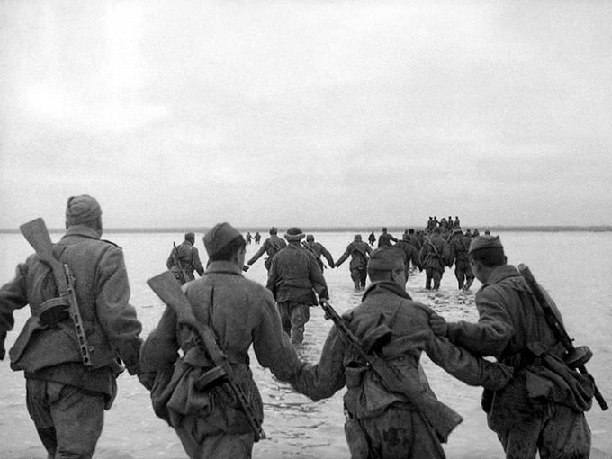 Бойцы идут через Сиваш.jpg