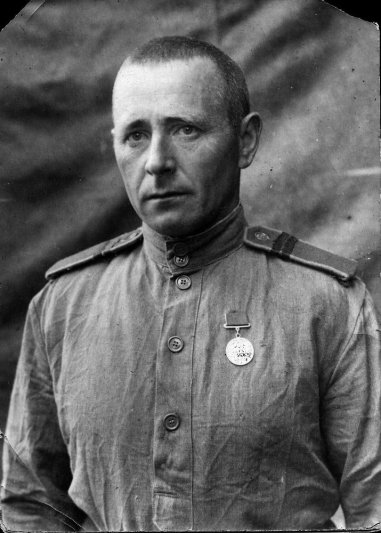 Селиванов с первой фронтовой наградой.jpg