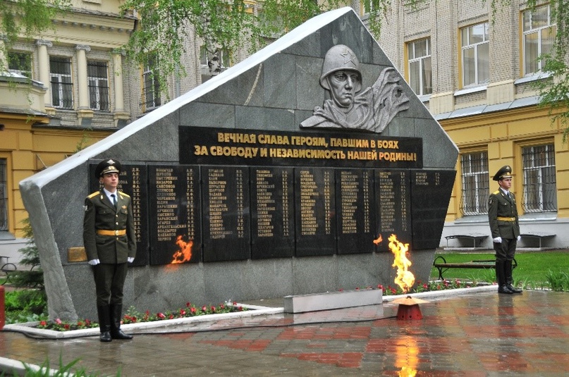 Памятник на территории университетского комплекса.jpeg Памятник на территории университетского комплекса.jpeg