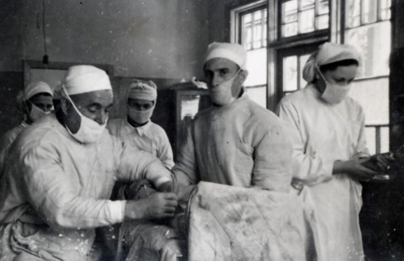 В операционной 1943 год.jpeg В операционной 1943 год.jpeg