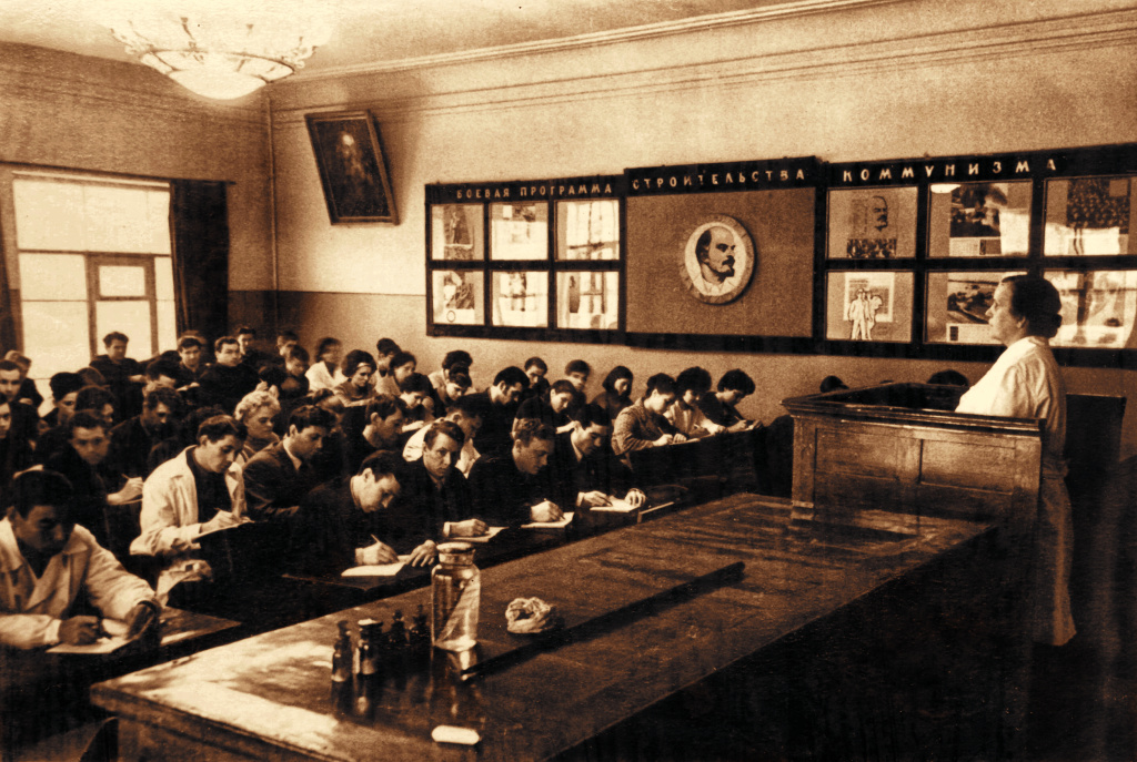 Ронжина Г.И. Профессор Ронжина читает лекцию по паразитологии.jpg Ронжина Г.И. Профессор Ронжина читает лекцию по паразитологии.jpg