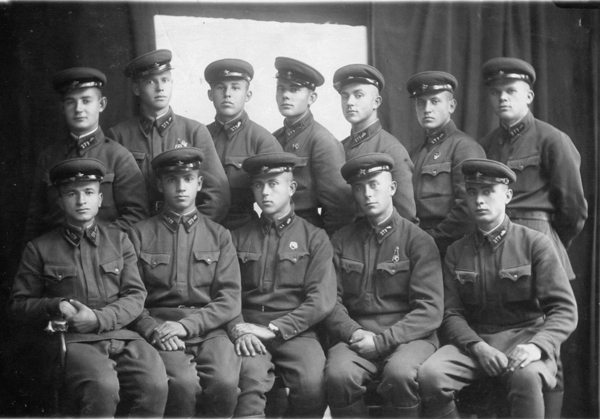 Курсанты 2 СТУ перед выпуском из училища_июнь 1941 года.jpg