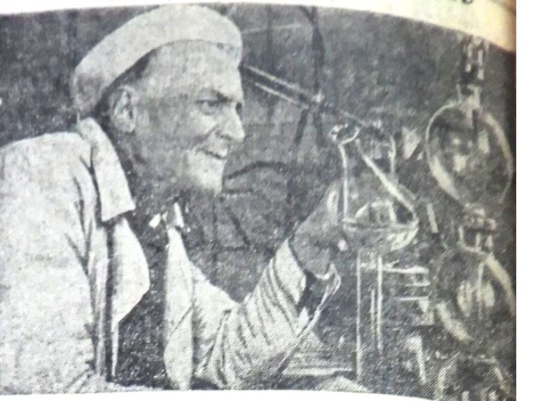 Профессор Челинцев в своей лаборатории.jpg Профессор Челинцев в своей лаборатории.jpg