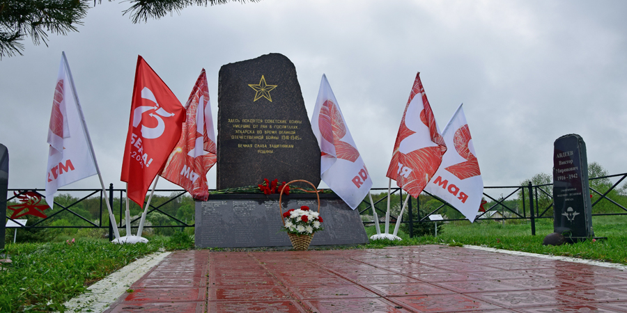 братская могила, воинов умерших от ран в госпиталях Аткарска.jpg