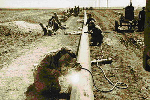 Строительство газопровода во время войны.jpg
