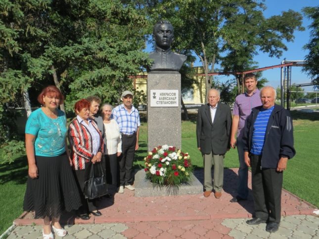 Бюст Некрасова.jpg