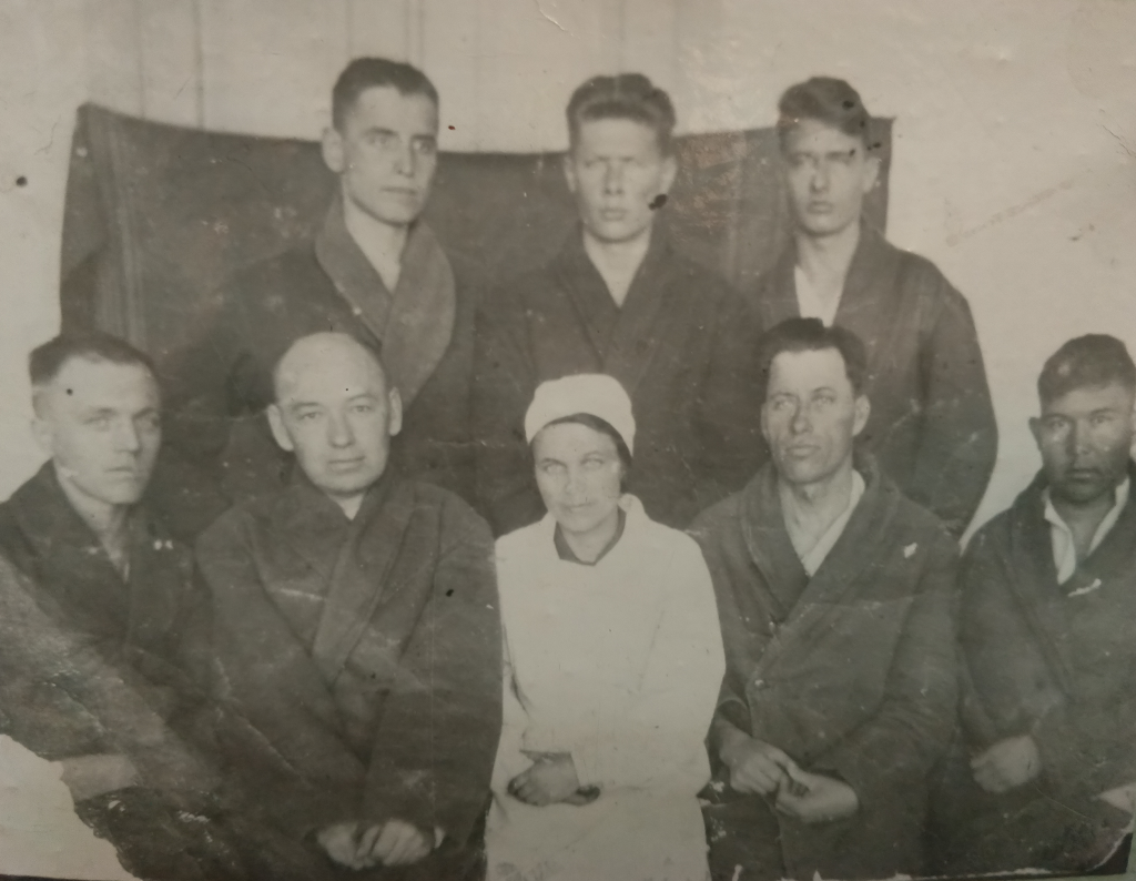 Гусева с ранеными.jpg