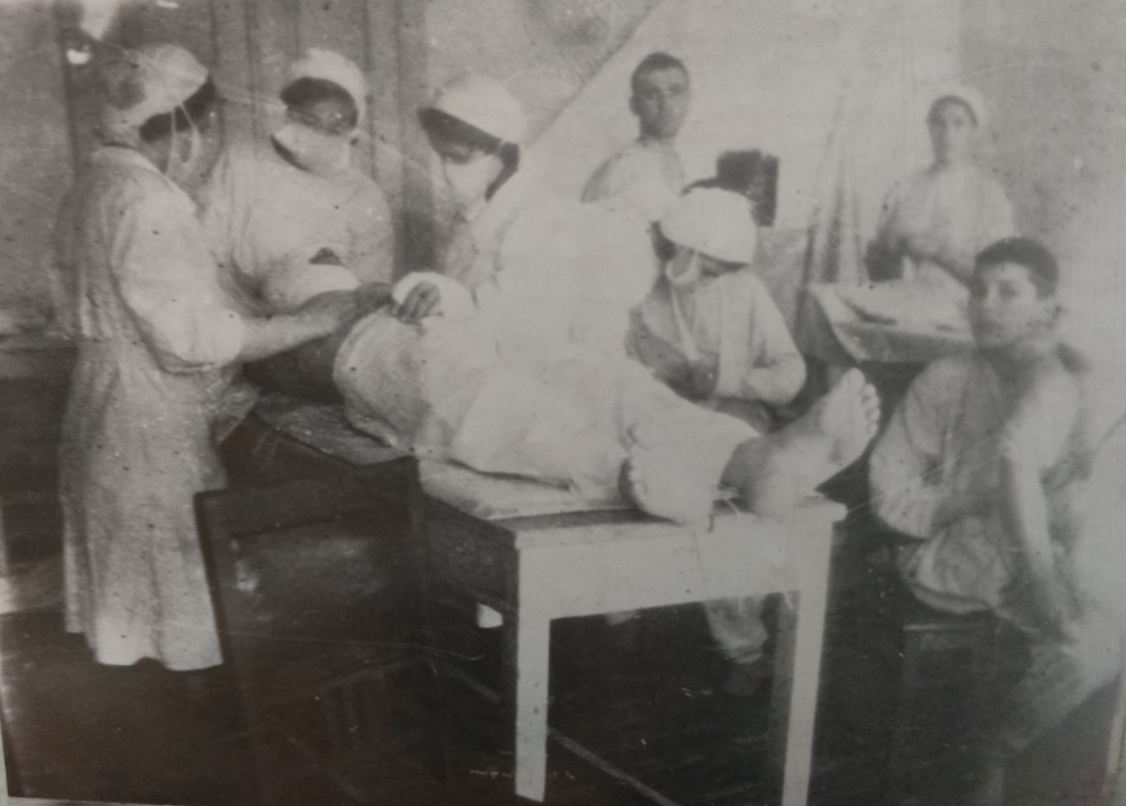 Осмотр раненого.jpg