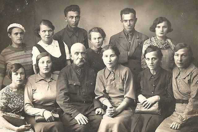 Поликарпов 1942 г с коллегами эвакогоспиталя (в центре с усами).jpeg