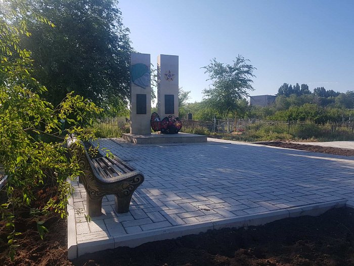 Братская могила в Ершове после реставрации.jpg