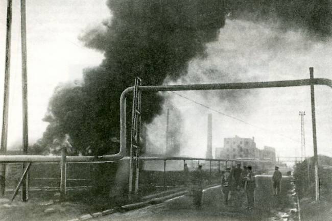 Пожар на территории крекинг завода.jpg