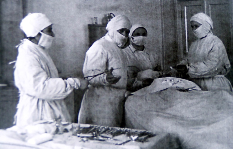 Доцент кафедры общейхирургии Эйбер С.М. на операции в эвакогоспитале №3287.jpeg Доцент кафедры общейхирургии Эйбер С.М. на операции в эвакогоспитале №3287.jpeg