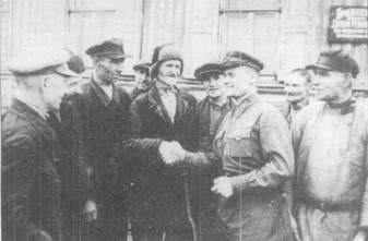 Шишкин среди колхозников Сигнала революции.jpg