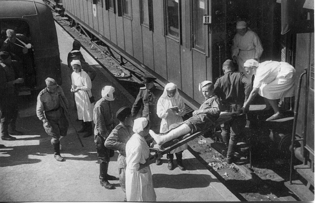 Прием раненых в поезд.jpg