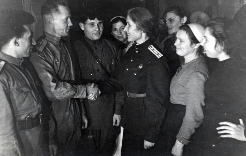 Начальник госпиталя №3287 Давидсон С.Б. провожает вылеченных бойцов на фронт _1943.jpeg Начальник госпиталя №3287 Давидсон С.Б. провожает вылеченных бойцов на фронт _1943.jpeg